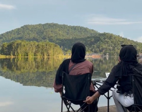 Memancing di Danau Sebedang